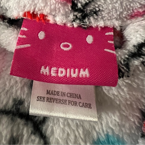✨SOLD- Hello Kitty Plush Robe Size Medium - Picture 5 of 9